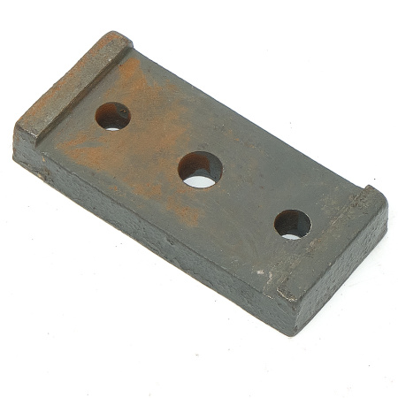 Пластина крепления скобы переднего стабилизатора HOWO WG880680027